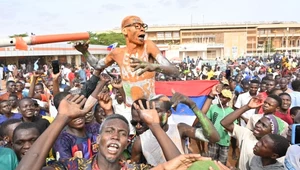 Tysiące zwolenników zamachu stanu w Nigrze zgromadziło się w niedzielę na stadionie w Niamey 