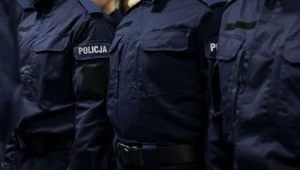 Byli policjanci oskarżeni o okradali osób starszych i zmarłych